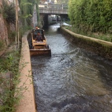 Limpieza de canales de agua